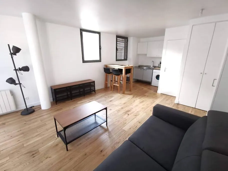 Wood Box Apartment Arcueil